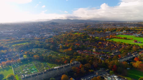 Luftaufnahme-Von-Rechts-Nach-Links-über-Edinburgh,-Inverleith,-Mit-Blick-Nach-Süden-In-Richtung-Der-Pentland-Hills