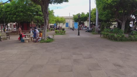 Recorrido-Pov-De-Alta-Velocidad-Del-Parque-Central-En-Granada,-Nicaragua