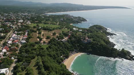 Luftdrohne-Puerto-Escondido-Mexiko-Oaxaca-Küste-Luftaufnahmen-Eines-Malerischen-Strandsurfspots-In-Mexiko