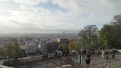 Panoramablick-Auf-Paris-In-Der-Nähe-Des-Square-Louise-Michel-Mit-Touristen,-Die-Fotos-Machen