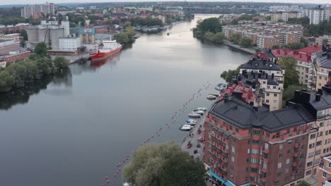 Mehrfamilienhäuser-Am-Kanal-Bei-Sonnenuntergang-In-Södermalm,-Stockholm,-Schweden