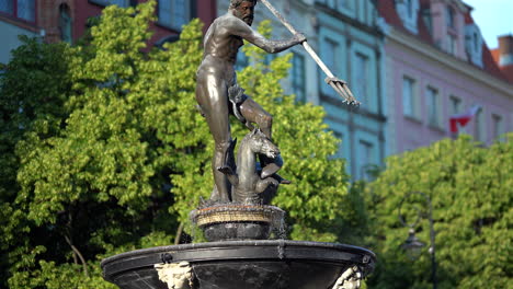 Foto-De-Un-Día-Soleado-De-La-Estatua-De-Neptuno-En-Gdansk,-Polonia.