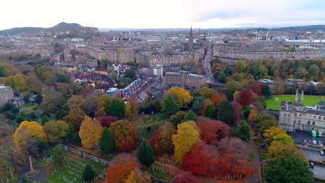 Luftaufnahme-Von-Rechts-Nach-Links-über-Dem-Dean-Cemetery-Mit-Blick-Auf-Das-Stadtzentrum-Von-Edinburgh