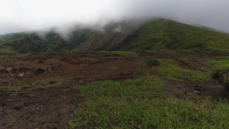 Wolke-Driftet-über-Den-Vulkankrater-Des-Berggipfels-Im-Tropischen-Nicaragua