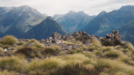 Épico-Paisaje-Montañoso-Escarpado-De-Nueva-Zelanda-Con-Rocas-Puntiagudas-En-Primer-Plano