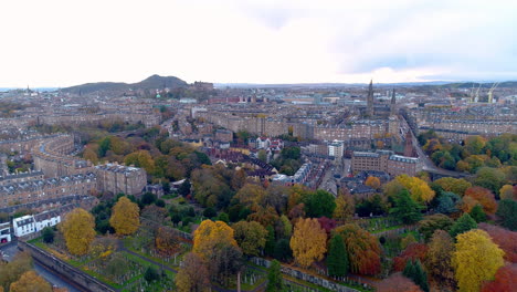 Luftschwenk-Von-Rechts-Nach-Links-über-Stewart&#39;s-Melville-College-Mit-Blick-Auf-Das-Dean-Village-Of-Edinburgh