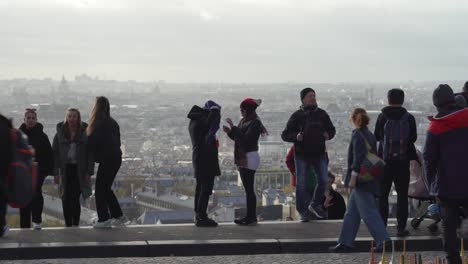 Touristen-Versammeln-Sich-Im-Panoramablick-Auf-Paris-In-Der-Nähe-Des-Square-Louise-Michel