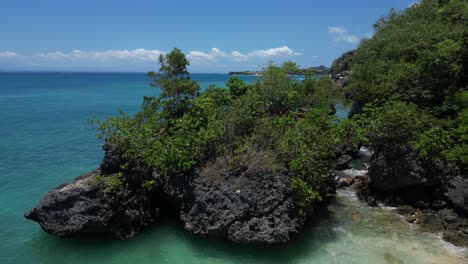 Cielos-Azules-Y-Vibrantes-Escenas-De-Playa-En-Uluwatu,-En-El-Sur-De-Bali,-Indonesia.