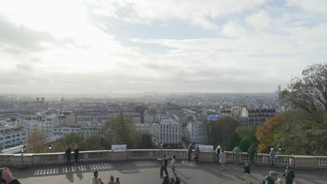 Blick-Auf-Paris-In-Der-Nähe-Des-Square-Louise-Michel-Mit-Parisern,-Die-Paris-Betrachten
