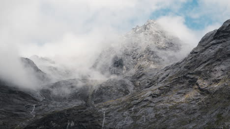 Majestuoso-Pico-De-Montaña-Envuelto-En-Etéreas-Nubes-Y-Niebla