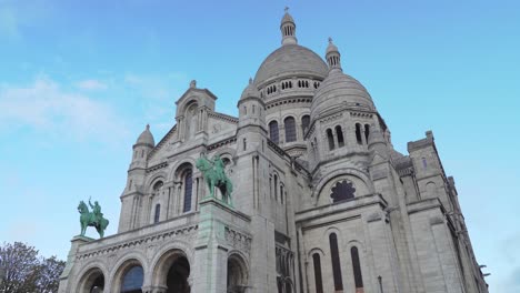 La-Basílica-Del-Sagrado-Corazón-Se-Encuentra-En-La-Cima-De-La-Colina-De-Montmartre-En-París.