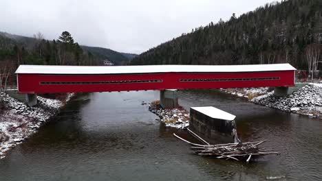 Überdachte-Brücke-Mit-Etwas-Schnee-überquert-Einen-Fluss-In-Quebec,-Kanada