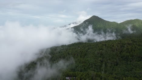 Niedrige-Wolken-Ziehen-Langsam-über-Hügel-Und-Berge-Im-Norden-Von-Bali,-Indonesien