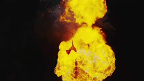 Flammen-Steigen-An-Der-Ballonschnur-Auf-Und-Führen-Zur-Explosion-Und-Zum-Ausbrennen