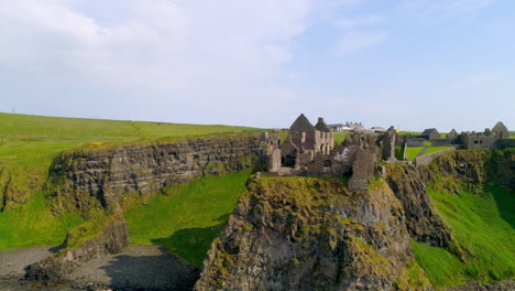 Dunluce-Castle,-Untere-Augenhöhe,-Spur-Von-Rechts-Nach-Links-über-Dem-Meer