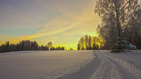 Verschneites-Winterwunderland-Morgenzeitraffer-Gelber-Himmelsaufgang-Im-Gefrorenen-Wald