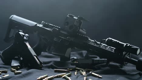 Rifle-Y-Pistola-Sobre-La-Mesa-Con-Balas-Circundantes