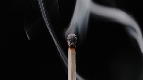 Rauch-Wirbelt-Um-Ein-Ausgebranntes-Streichholz-Herum
