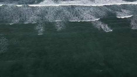 Langsamer-Zoom-Auf-Rollende-Wellen-Vor-Der-Küste-Von-Uluwatu-Im-Süden-Von-Bali,-Indonesien