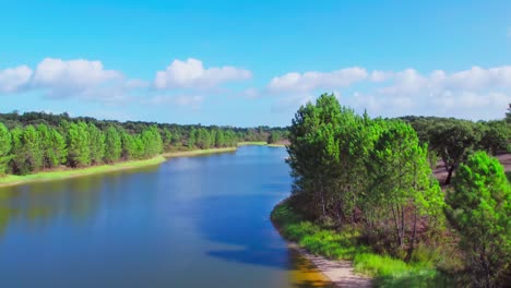 Drohne-Bewegt-Sich-In-Der-Nähe-Eines-Flusses-In-Montargil,-Portugal
