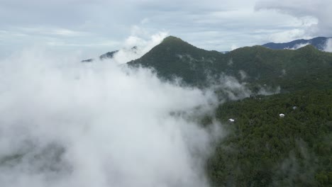 Majestätische-Wolken-Rollen-An-Einem-Bewölkten-Nachmittag-über-Die-Hügel-Im-Norden-Balis,-Aus-Der-Luft