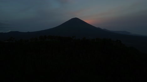 Una-Vista-Del-Amanecer-Temprano-Del-Volcán-Monte-Agung-En-Bali-En-Una-Mañana-Clara,-Aérea
