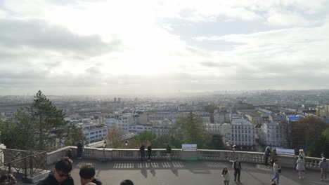 Panoramablick-Auf-Paris-In-Der-Nähe-Des-Square-Louise-Michel