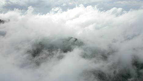 Nubes-Moviéndose-Sobre-Las-Cimas-De-Las-Montañas-En-El-Norte-De-Bali,-Indonesia.