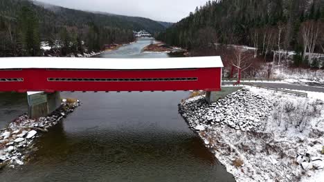 Puente-Cubierto-Con-Un-Poco-De-Nieve-Cruzando-Un-Río-En-Quebec,-Canadá.