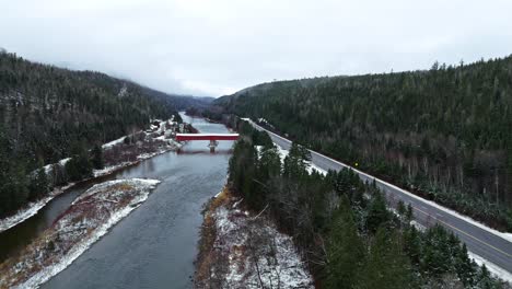 Überdachte-Brücke-Mit-Etwas-Schnee-überquert-Einen-Fluss-In-Quebec,-Kanada