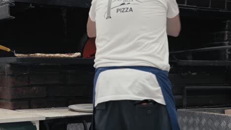Baking-Pizza-at-Da-Michele-pizzeria,-Naples-Italy