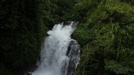 Ein-Kleiner-Wasserfall-In-Den-Tiefen-Des-Dschungels-Im-Norden-Von-Bali,-Indonesien