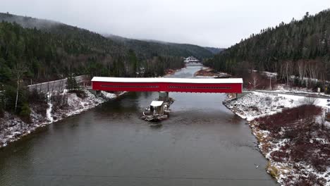 Puente-Cubierto-Con-Un-Poco-De-Nieve-Cruzando-Un-Río-En-Quebec,-Canadá.