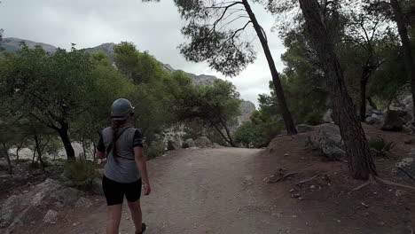 Junge,-Attraktive-Frau-Wandert-Auf-Einem-Wanderweg-In-Spanien