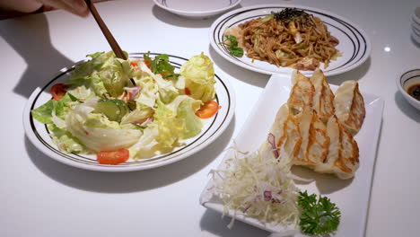 Una-Comida-Saludable-A-Base-De-Ensalada-De-Verduras,-Chow-Mien-Y-Dumplings,-Servida-En-Un-Restaurante-De-Pattaya,-En-La-Provincia-De-Chonburi,-Tailandia
