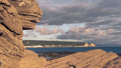 Majestätisches-Zeitraffervideo-Einer-Felsformation-Am-Strand,-Meereswellen-Brechen-An-Die-Küste