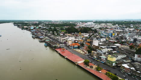 Stadtzentrum-Von-Surat-Thani-Am-Ufer-Des-Flusses-Tapi,-Südthailand