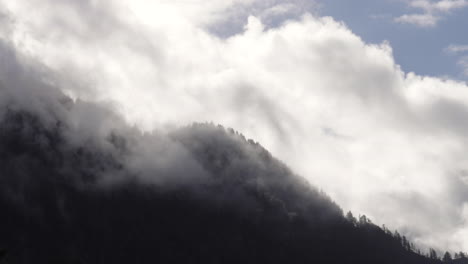 Nubes-Moviéndose-A-Través-De-La-Ladera-De-Una-Montaña-En-Oregon.