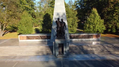 Rückzug-über-Dem-Denkmal-Des-Russischen-Roten-Armee-Kommunismus-In-Ostrava,-Tschechische-Republik