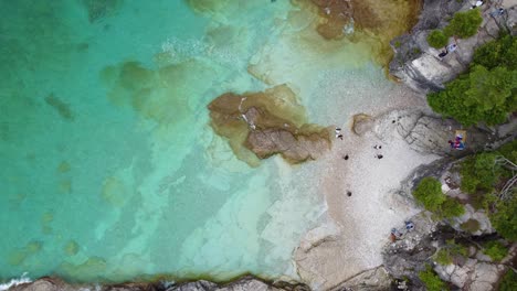 Crystal-clear-water-of-Great-Lakes-near-Bruce-peninsula,-aerial-top-down-view