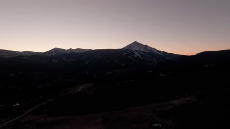Montaña-Solitaria-En-El-Gran-Cielo,-Montana-Hasta-Altas-Horas-De-La-Noche,-Filmada-Con-Un-Dron
