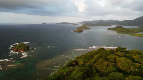 Drone-Volando-Sobre-Islas-Del-Caribe-En-Panamá