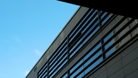 Außenansicht-Eines-Modernen-Gebäudes-Mit-Langen-Horizontalen-Glasfenstern-In-Der-Stadt