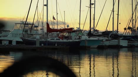Segelboote-Im-Hafen-Mit-Hintergrundbeleuchtung-Durch-Goldenen-Sonnenuntergang