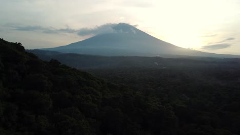 Vista-Aérea-Del-Majestuoso-Monte-Agung-Durante-La-Hora-Dorada-Al-Atardecer-Drone-En-Amed-Bali-Indonesia-En-Una-Emocionante-Expedición-En-La-Isla