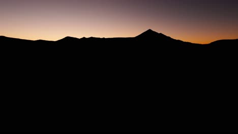Die-Silhouette-Eines-Einsamen-Berges-Im-Großen-Himmel,-Montana-In-Der-Abenddämmerung