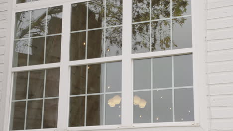 Saubere-Fensterscheibe-Mit-Verzerrten-Reflexionen-Auf-Der-Oberfläche-Und-Leicht-Sichtbarer-Innenseite,-Dynamisch