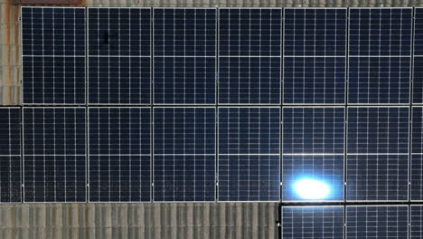 Dron-A-Vista-De-Pájaro-Disparado-Sobre-Células-Fotovoltaicas-En-El-Techo-De-Una-Casa-Alimentada-Por-Luz-Solar