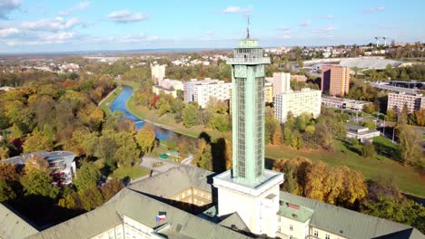 Reloj-Y-Torre-De-Observación-Del-Nuevo-Ayuntamiento-De-Ostrava-Con-Jardines-Comenius-Y-El-Río-Ostravice-En-La-República-Checa.