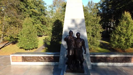 Levantándose-Sobre-La-Estatua-Conmemorativa-Del-Ejército-Rojo-En-Ostrava,-República-Checa